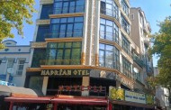 Hadrian Otel, Erdek Cumhuriyet Meydanı’nda, ilçe merkezinin tam kalbinde yer alıyor.