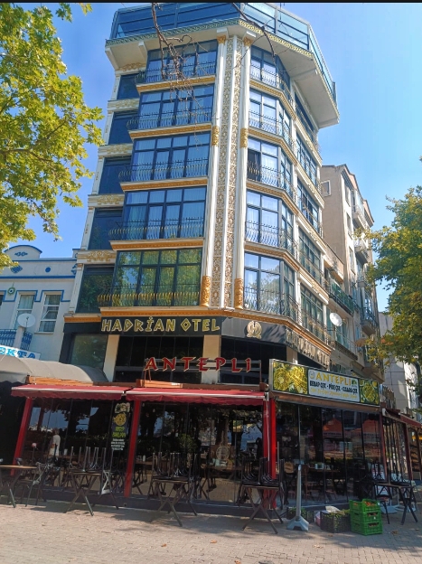 Hadrian Otel, Erdek Cumhuriyet Meydanı’nda, ilçe merkezinin tam kalbinde yer alıyor.